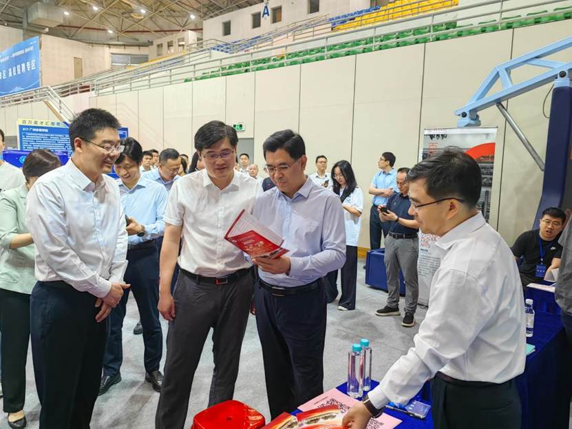 一群人在交谈 AI 生成的内容可能不正确。