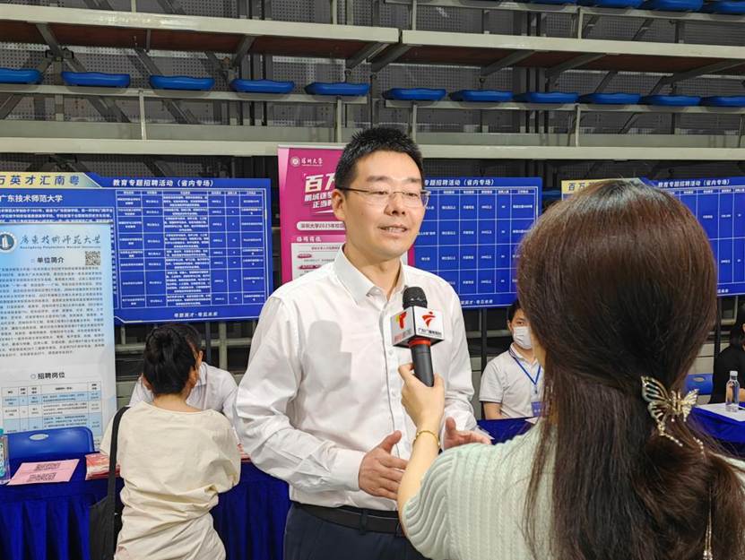 图片包含 人, 男人, 人们, 站 AI 生成的内容可能不正确。